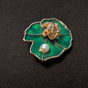 Vintage JJI (Jonette Jewelry Company) gold-tone brooch. Lucky Frog.